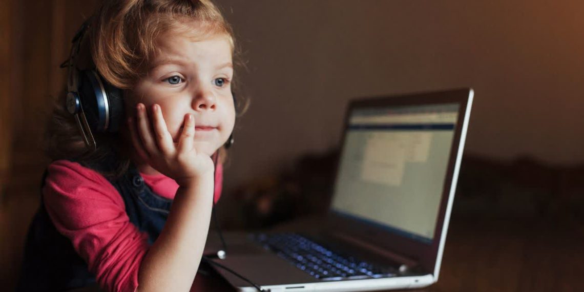 چگونگی گفت‌وگو با فرزندان درباره ایمنی آنلاین