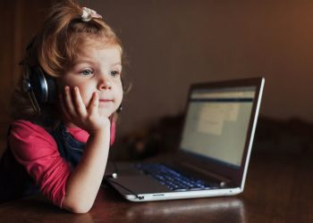 چگونگی گفت‌وگو با فرزندان درباره ایمنی آنلاین