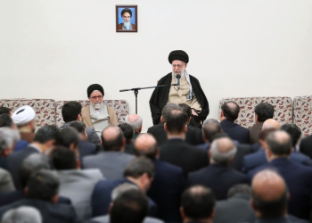 رهبر انقلاب: وزارت اطلاعات با همه دولت‌ها همکاری کامل داشته باشد