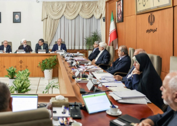 اختلاف نظر معاونان رئیس جمهور درباره رشد اقتصادی ۸ درصد
