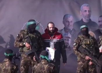 لحظه تحویل دومین اسیر اسرائیلی در مرحله چهارم تبادل اسرا + فیلم