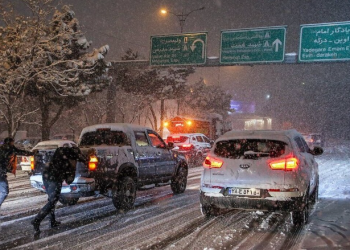 تهران در روز آفتابی تعطیل و در برف روز کاری