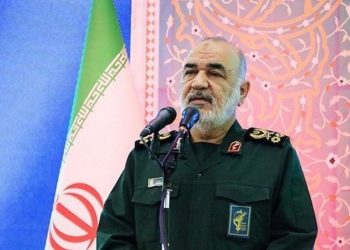 سرلشکر سلامی: محکم در مقابل دشمنان ایستاده‌ایم