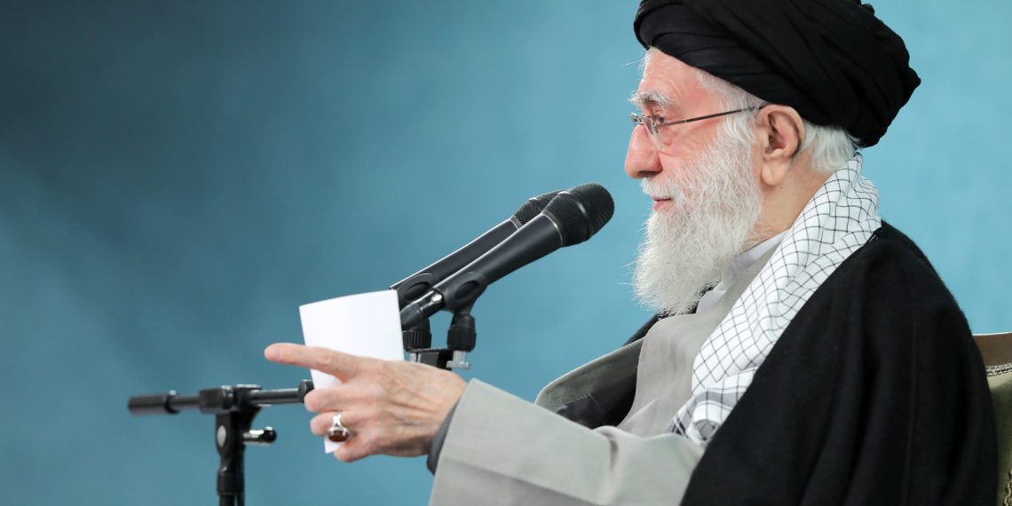 ذکاوت رهبر انقلاب: منع مذاکره با قلدرها و توپ در زمین آمریکا