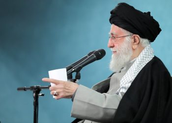 ذکاوت رهبر انقلاب: منع مذاکره با قلدرها و توپ در زمین آمریکا