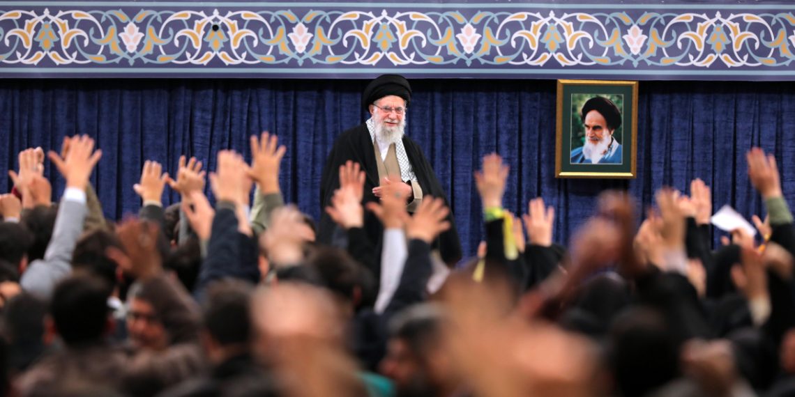 رهبر انقلاب: دعوت به مذاکره از سوی آمریکا فریب است