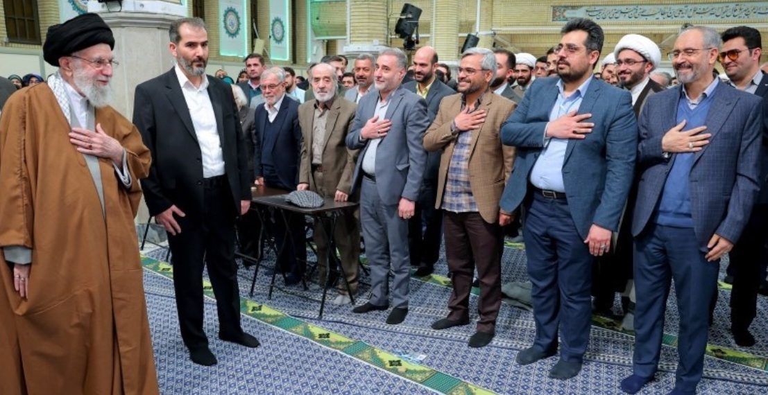 رهبر انقلاب:گسترش شاعران متعهد و انقلابی جوان امید‌آفرین است