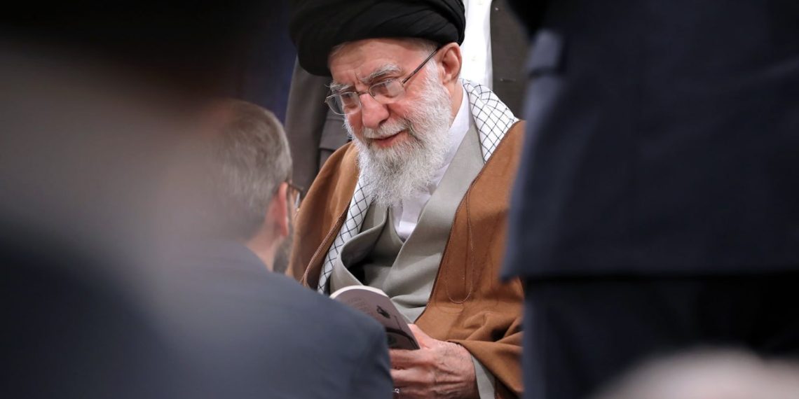 رهبر انقلاب:گسترش شاعران متعهد و انقلابی جوان امید‌آفرین است