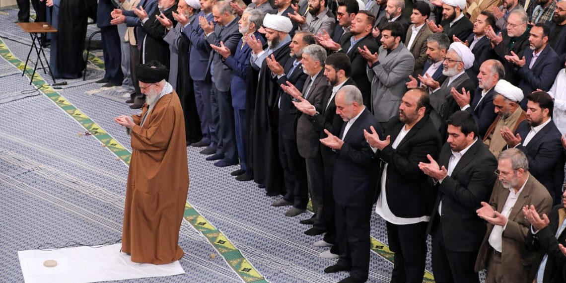 رهبر انقلاب:گسترش شاعران متعهد و انقلابی جوان امید‌آفرین است