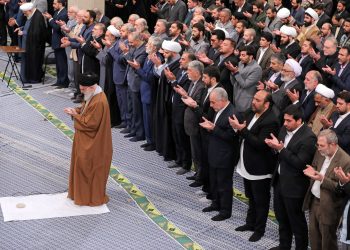 رهبر انقلاب:گسترش شاعران متعهد و انقلابی جوان امید‌آفرین است