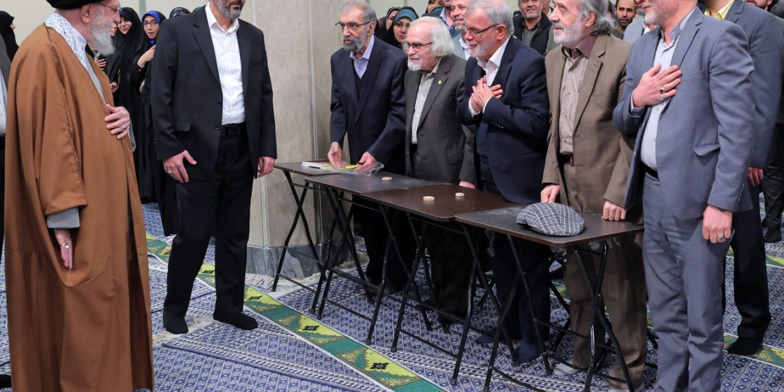 رهبر انقلاب:گسترش شاعران متعهد و انقلابی جوان امید‌آفرین است