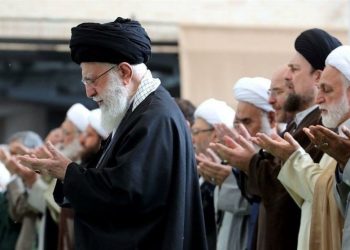 اقامه نماز عید فطر توسط رهبر انقلاب اسلامی در مصلای تهران
