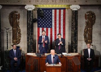 نخستین سخنرانی ترامپ در کنگره آمریکا در میان اعتراض برخی نمایندگان