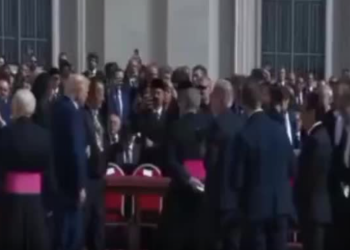 ترامپ و همسرش در مراسم تشییع پاپ فرانسیس + فیلم