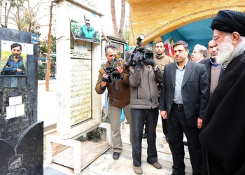 دست‌نوشته‌ رهبر انقلاب در قرآن اهدایی به خانواده‌ شهید آوینی