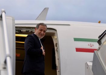 عراقچی و هیات دیپلماتیک ایرانی راهی عمان شد
