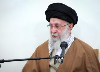 رهبر انقلاب: خط ائمه «خط ایستادگی و استقامت» است