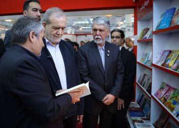 پزشکیان به نمایشگاه کتاب تهران رفت