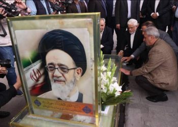 ادای احترام معاون اول رئیس جمهور به مقام شهید آل هاشم