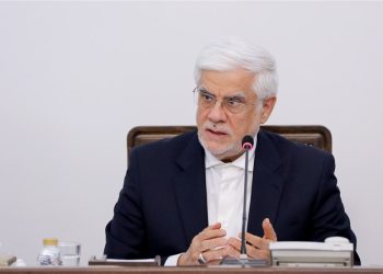 عارف: نباید در عرصه فناوری صرفاً نظاره‌گر باشیم