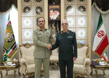 دیدار فرمانده ارتش پاکستان با سرلشکر باقری‌