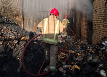 آتش‌سوزی گسترده در مجتمع کارگاهی اسلامشهر؛ مصدومیت یک آتش‌نشان