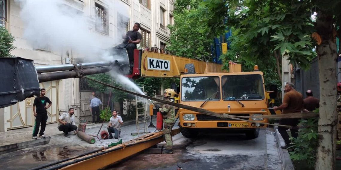 واژگونی جرثقیل ۶۰ تنُی بر پشت‌بام ساختمانی در تهران + فیلم