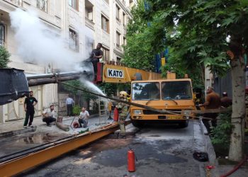 واژگونی جرثقیل ۶۰ تنُی بر پشت‌بام ساختمانی در تهران + فیلم