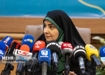 صادق: ۲۰۰ هزار فرهنگی صاحبخانه می‌شوند