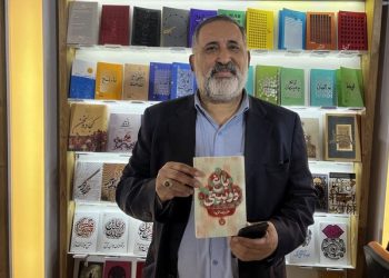 دست پر علیرضا قزوه در نمایشگاه؛ وقت انتشار «انگیزه ترامپ‌کشی» حالا بود