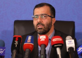 دولت هر چه سریع‌تر وزیر پیشنهادی اقتصاد را معرفی کند