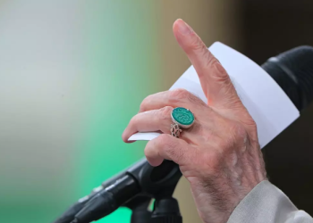 بازنمایی تقابل قدرت‌ها و اراده ملی در بیانات رهبر انقلاب