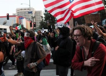 تشدید درگیری‌ها در لس آنجلس با ورود تفنگداران نیروی دریایی