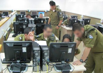 جاسوسی یگان ۸۲۰۰ صهیونیست‌ها در فضای مجازی فارسی زبان را جدی بگیرید