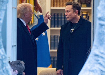 ماسک ترامپ اینجا افتاد