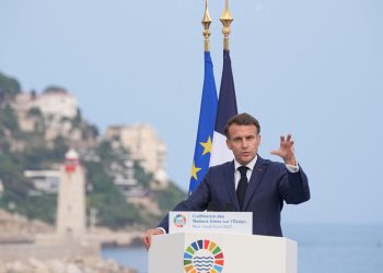 مکرون در پی حمایت از تجاوز اسرائیل: با رهبران عرب و اروپایی و دونالد ترامپ گفت‌وگو کرده ام