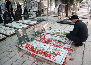 حضور قالیباف بر مزار شهدای تهاجم رژیم صهیونیستی