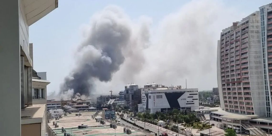 مجتمع بزرگ تجاری در منطقه آزاد انزلی دچار حریق شد