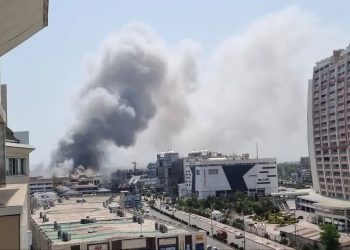 مجتمع بزرگ تجاری در منطقه آزاد انزلی دچار حریق شد