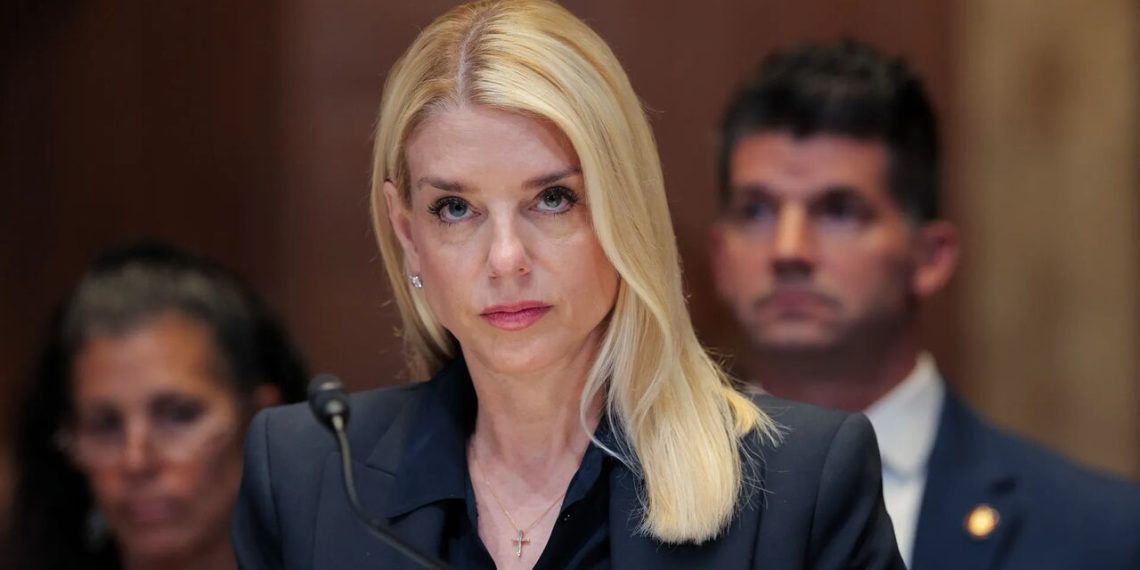 اخراج ۲۰ کارمند وزارت دادگستری آمریکا به دلیل نقش داشتن در پرونده ۶ ژانویه علیه ترامپ