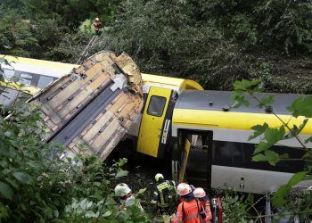 خروج قطار از ریل در آلمان چهار کشته و چندین زخمی بر جای گذاشت