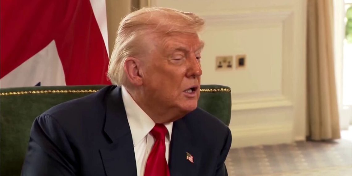 ترامپ ماکتی از بمب افکن بی-2 را در مقابل دوربین خبرنگاران به نمایش گذاشت