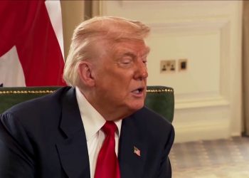 ترامپ ماکتی از بمب افکن بی-2 را در مقابل دوربین خبرنگاران به نمایش گذاشت